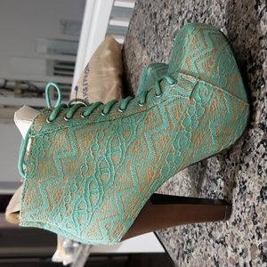 NeW!!Turquiose lace covered Charlotte Russe Quipid ankle booties